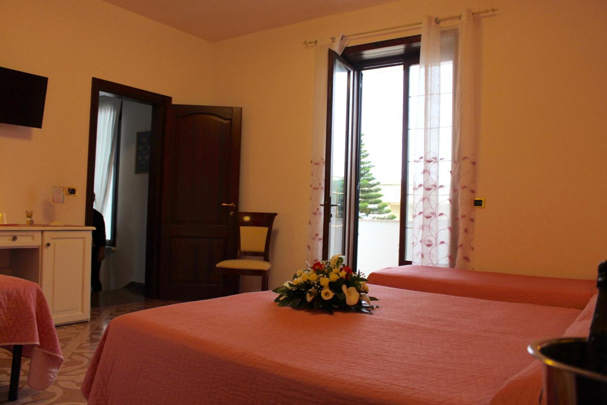 Hotel Villa Giovanna Torre Suda Exterior photo